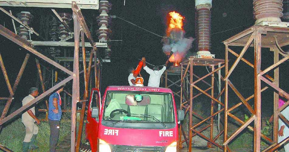Transfarmer blast, fire in substation, electricity, city in dark, transfarmer burn