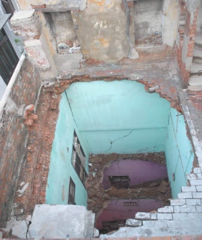 death of mother, daughter and son due to Falling rubble from the roof at amritsar, punjab,