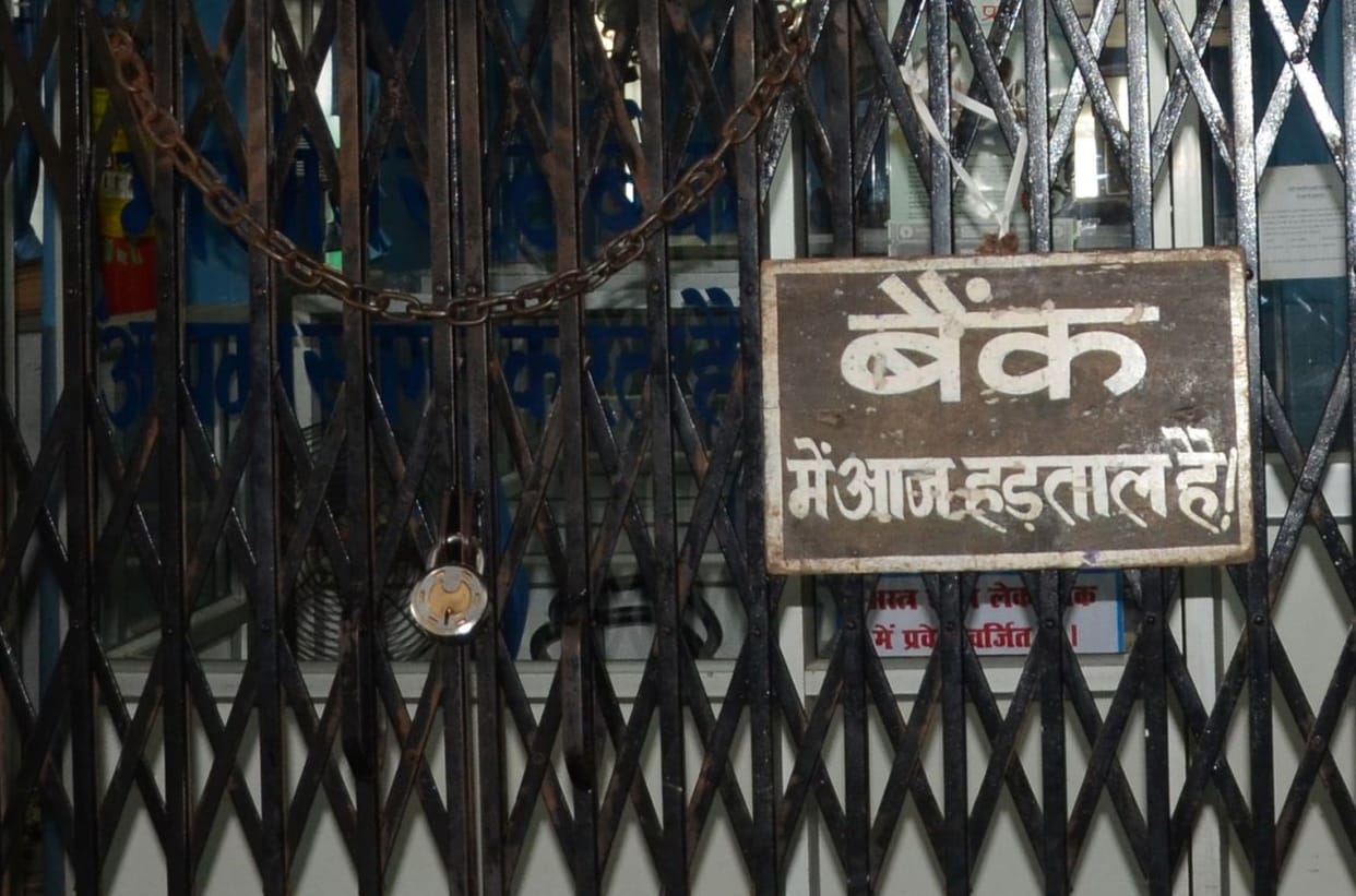 Lockout banks, five billion turnover stalled
