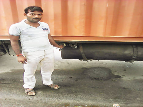 Diesel car borne assailants robbed and cash