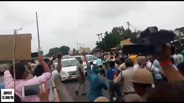 आगरा पथराव