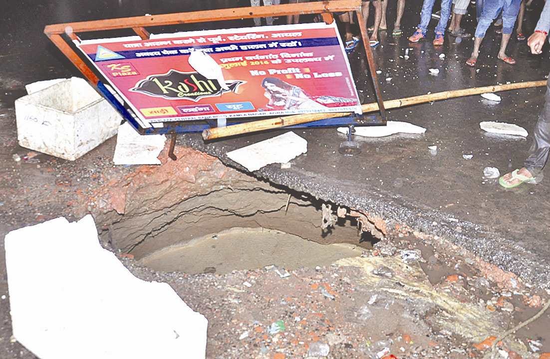 Made of road subsidence The young man fell into the pit