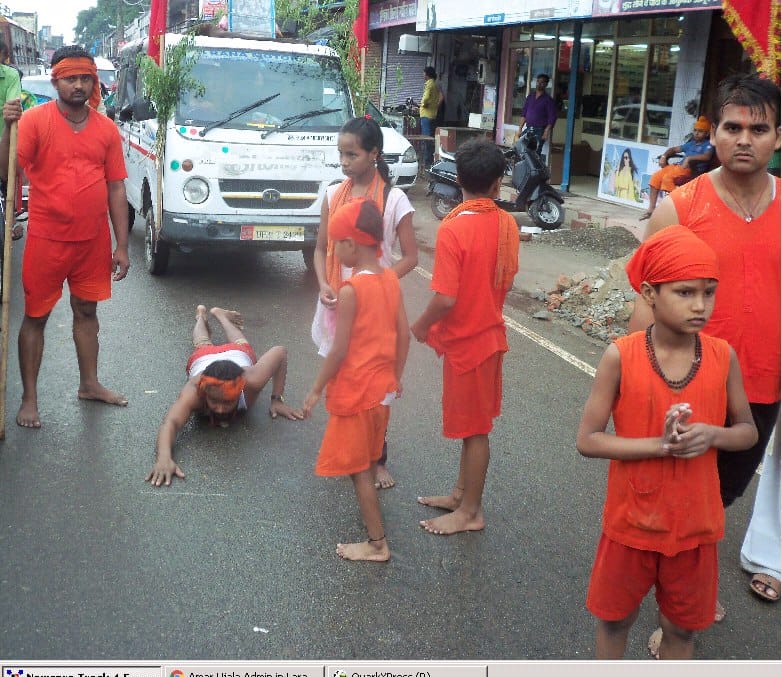 The pilgrims come to lie Bhole Nath