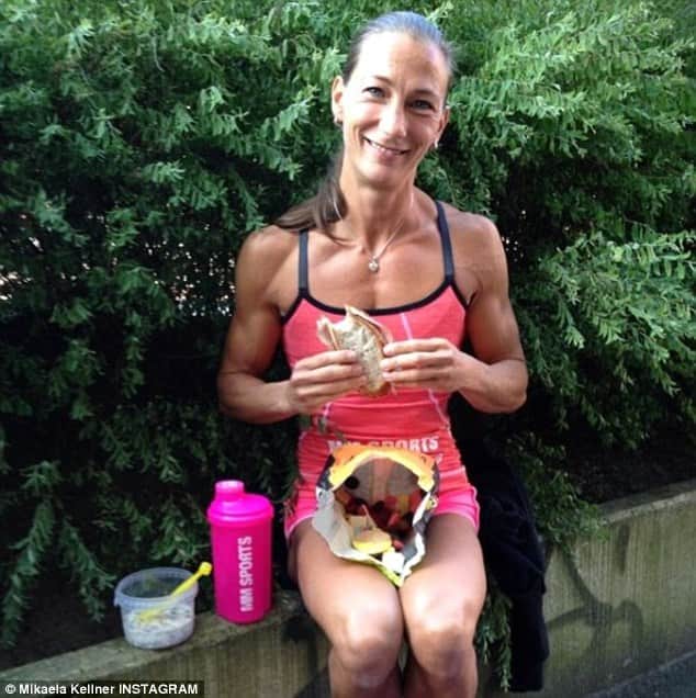 Bikini-clad policewoman tackles and arrests pickpocket after he tried to steal mobile phone