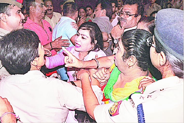 Lucknow, BJP members prevented, Uproar