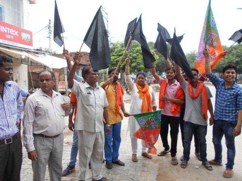 BSP leader Nasimuddin shown black flags
