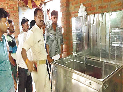 Jewelery and cash stolen by breaking the locks of empty houses