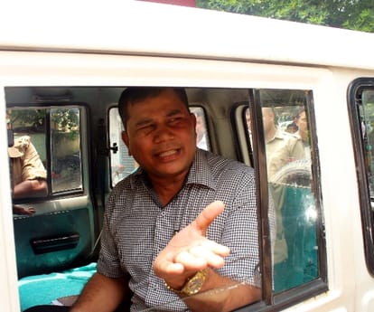 police cop takes tsi on gun point
