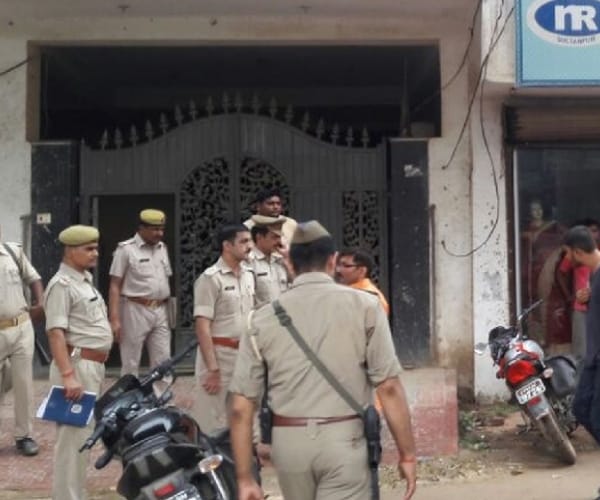 six lakh loot in sultanpur.