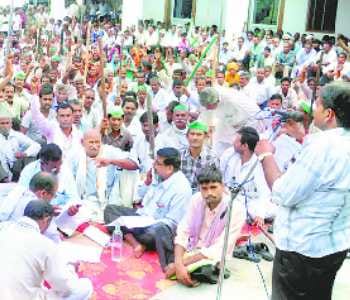 Farmers angry against corruption in District panchayat 