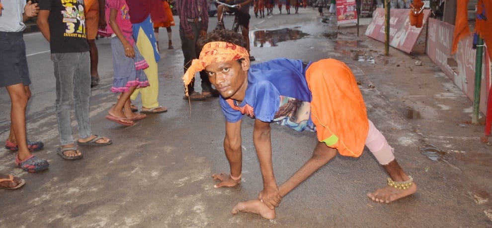 golden baba aheads for kanwad yatra with wearing 12 kg gold