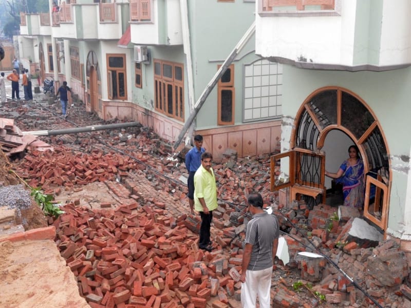 electrcity fall on wall in mathura