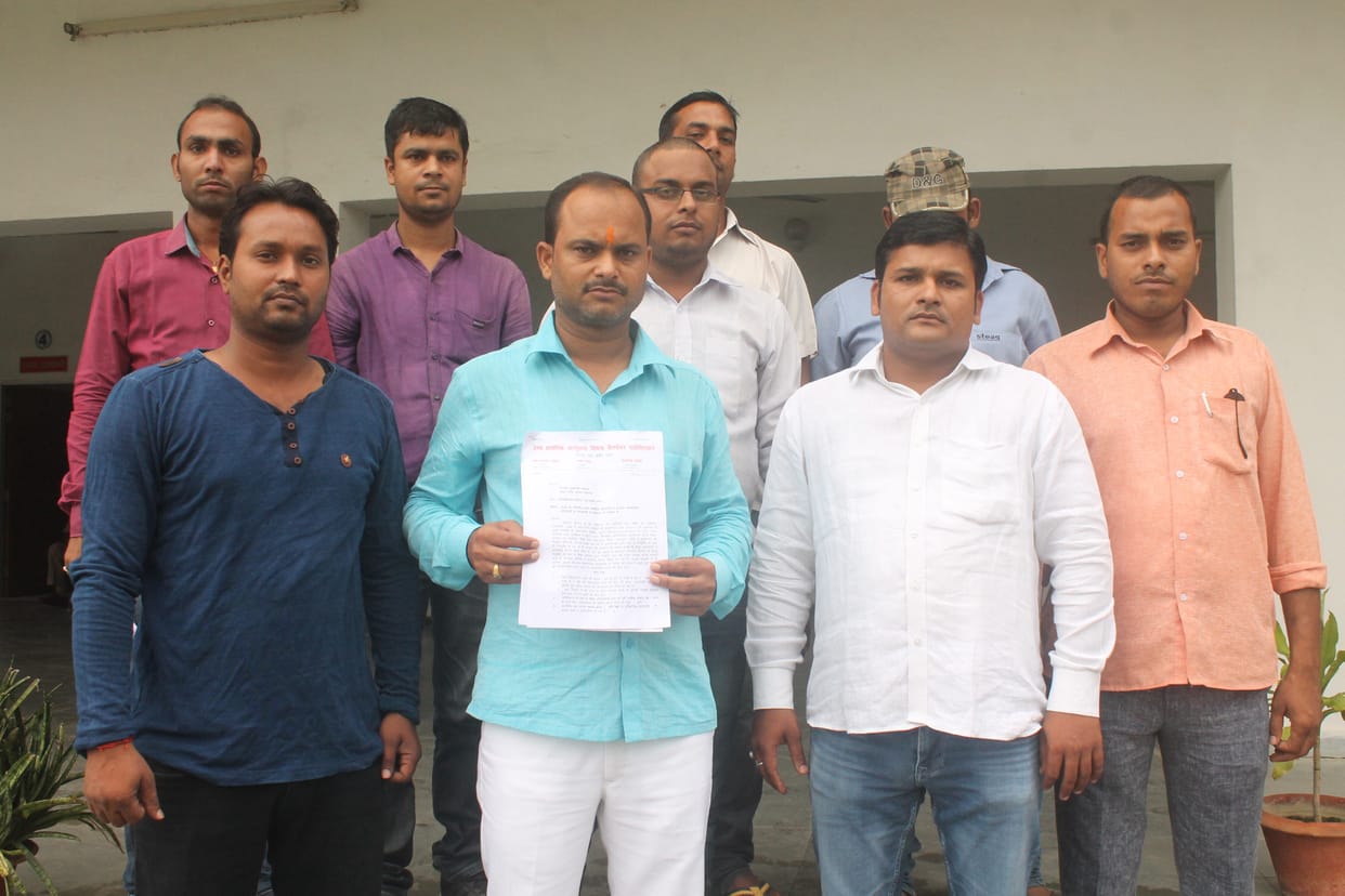 Instructors demonstrate Solicited 25 thousand honorarium