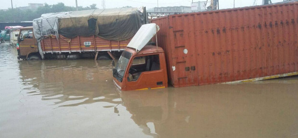 18 hours long traffic jam freezes gurgaon, people stuck for evening to morning