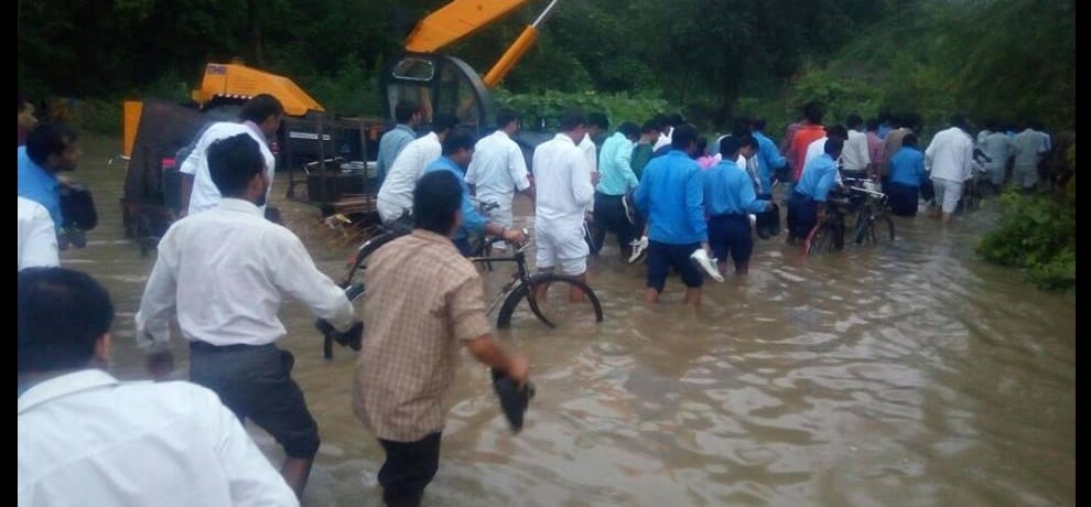 all dialogues and no work by khattar government, social media trolls to gurgaon traffic