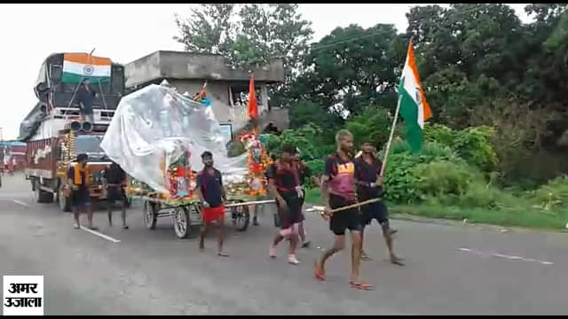 बारिश में बढ़ते कांवड़िये