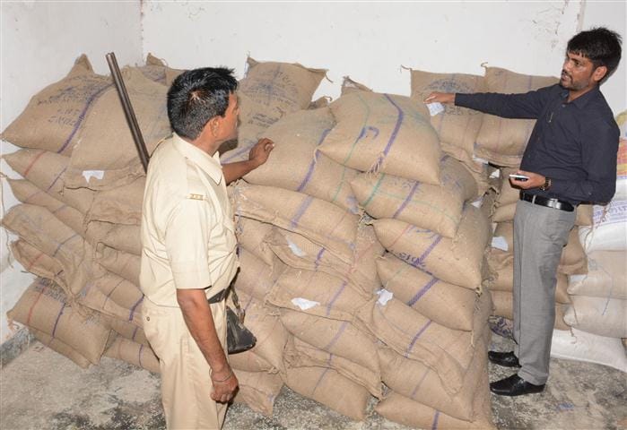 Katta ration rice from the warehouse caught 362 at Mandi Dnipur