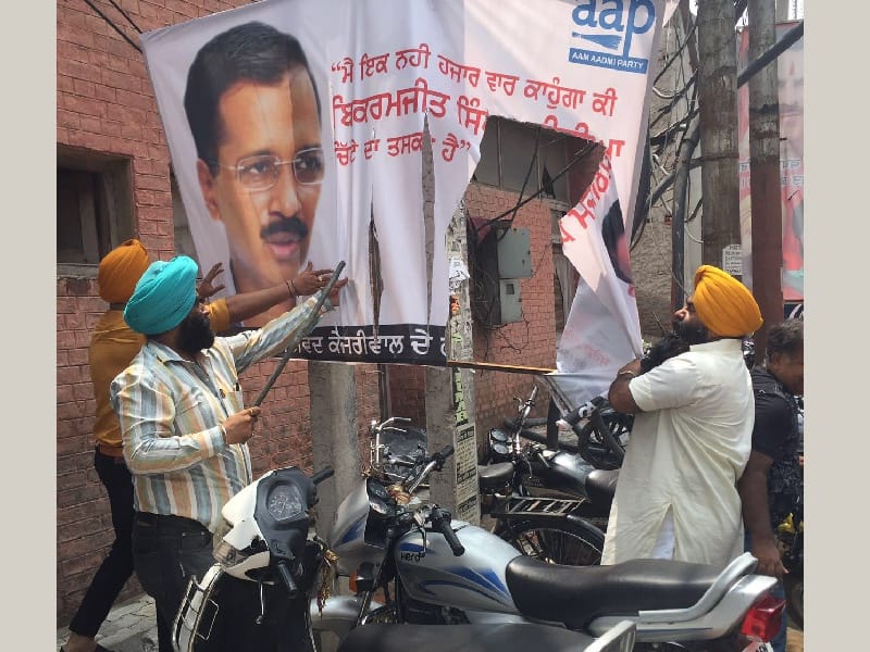poster, sad workers tore down aap posters, ludhiana posters