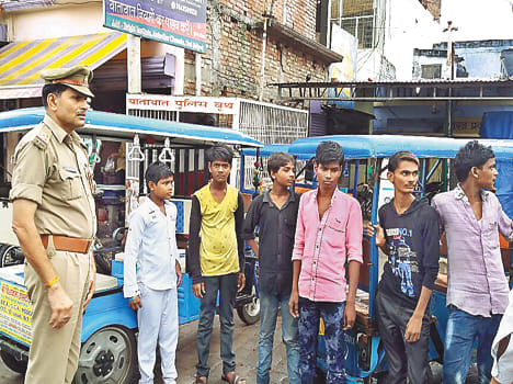 E-rickshaw holding minor run