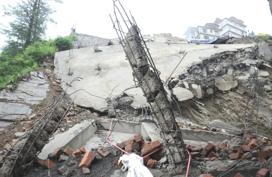 Heavy loss due to rainfall, Four floor building Collapsed at shimla.