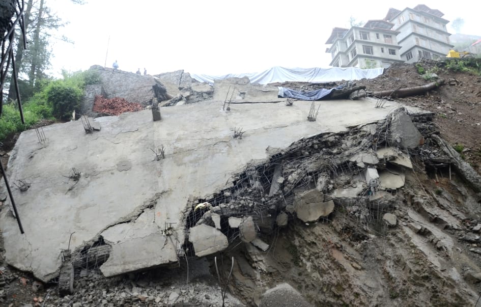 Heavy loss due to rainfall, Four floor building Collapsed at shimla.