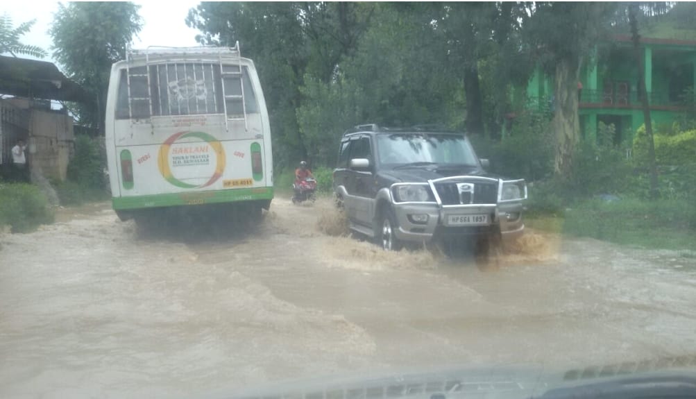 Heavy loss due to rainfall, Four floor building Collapsed at shimla.