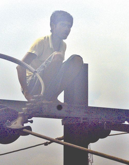 rickshaw driver climb on pole against police