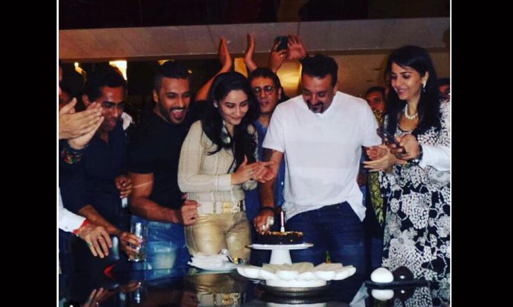 Sanjay dutt cutt birthday cake with wife Manyata