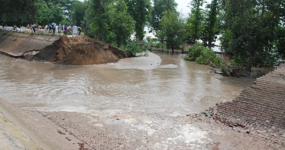 Two thousand acres of crops destroyed at bathinda due to crack in sarhand nahar, punjab,