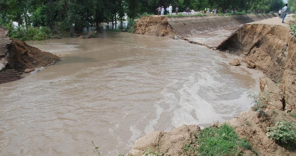 Two thousand acres of crops destroyed at bathinda due to crack in sarhand nahar, punjab,