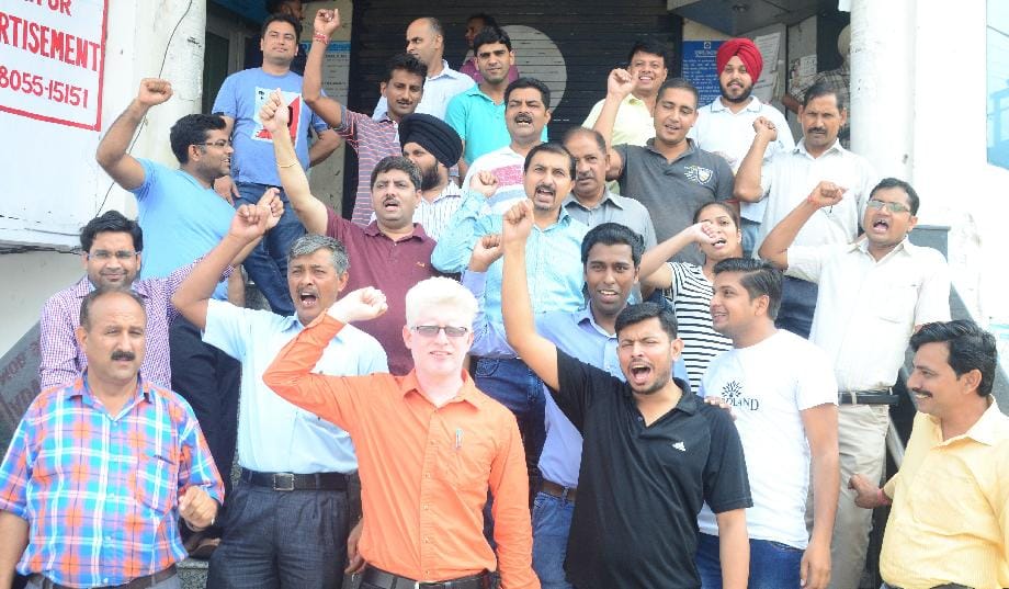 strike of bankers in una against privatation