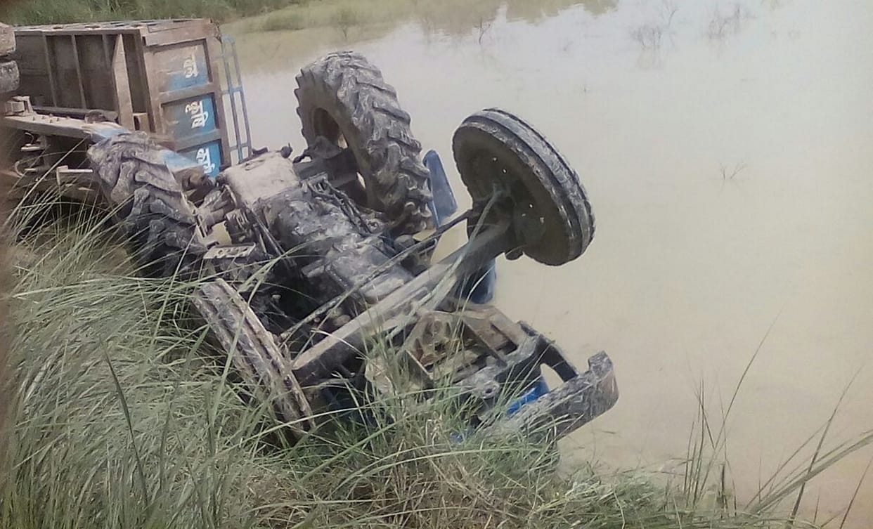 Tractor overturned a death, two injured