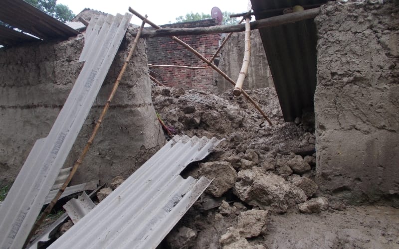 woman died in wall collapse in lucknow