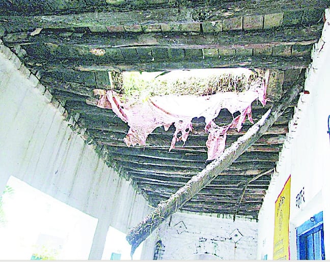 school's roof fall dowm in rain