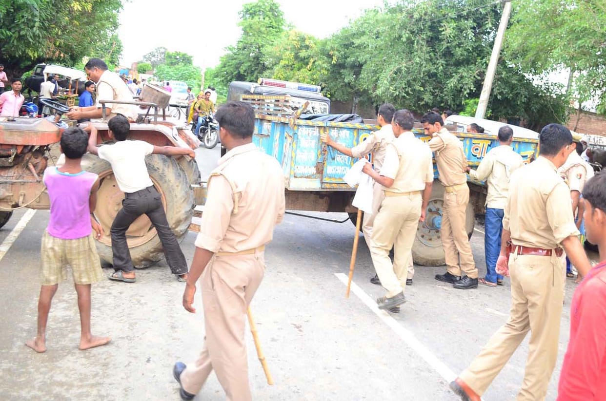 15 naamajad, 60 agyaat logon par ephaeeaar