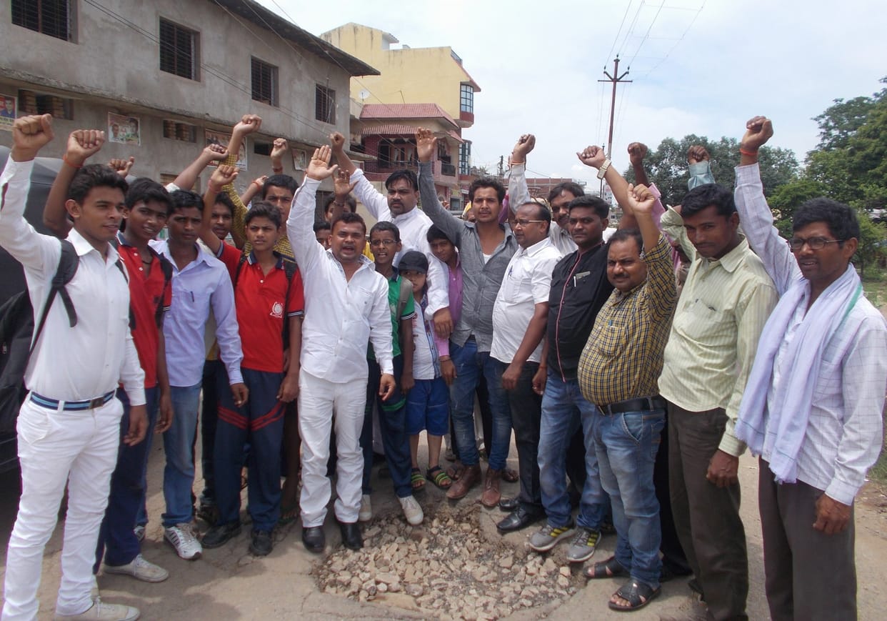 samajwadi party workers agitated against rough road