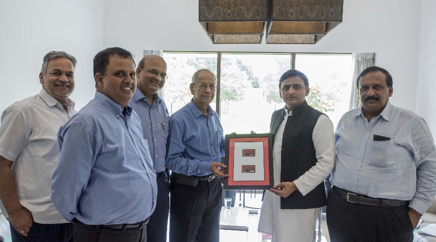 e sreedharan promises akhilesh to run metro before deadline