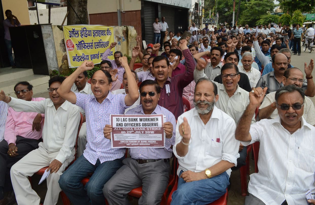 250 crore business effected to bank association's strike 