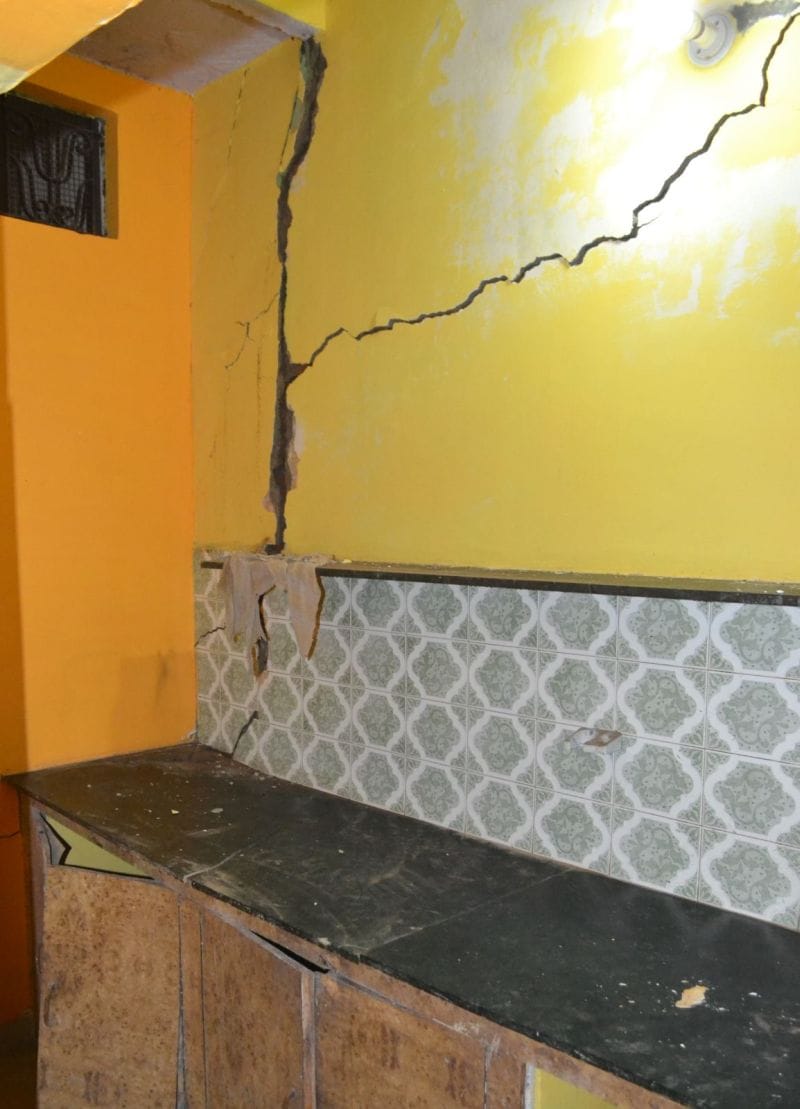 now crack in buildings of gali thatheran