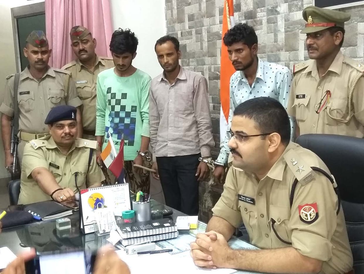 Three robbers boarded the vehicle to the police handle Kkod