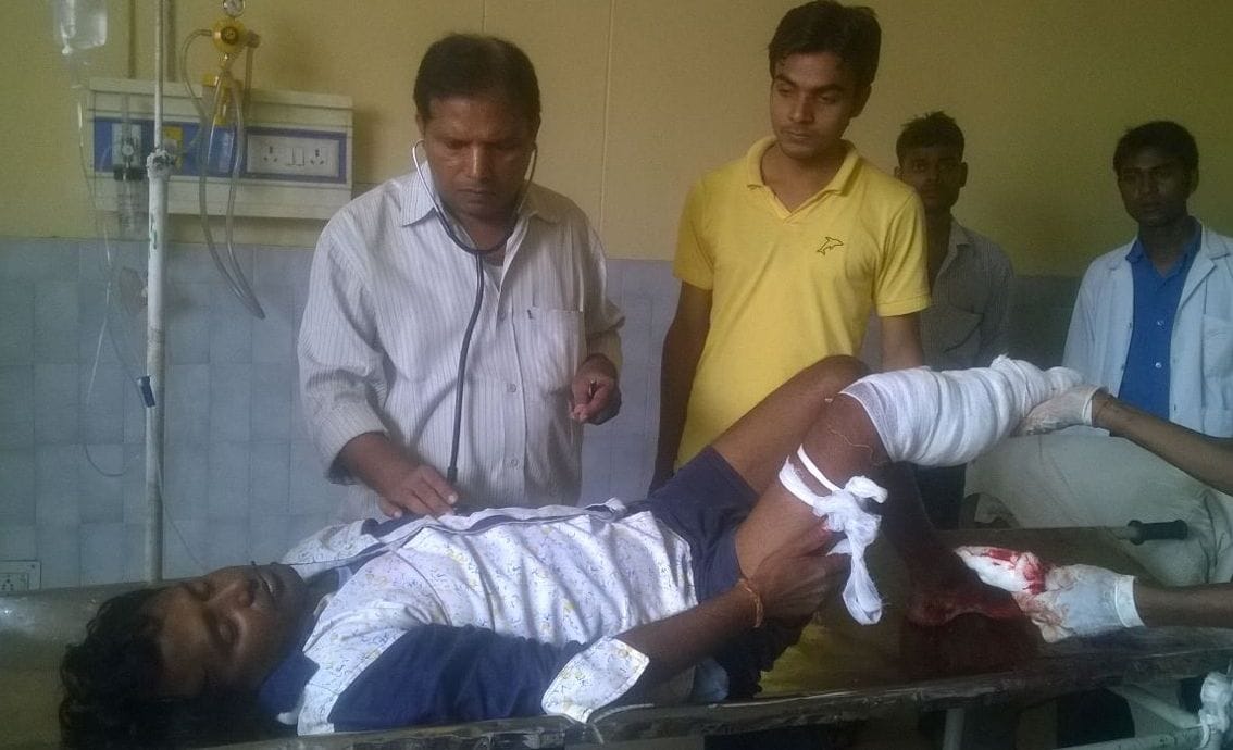 The collision knocked the young man from the bike, the leg chopped Scorpio