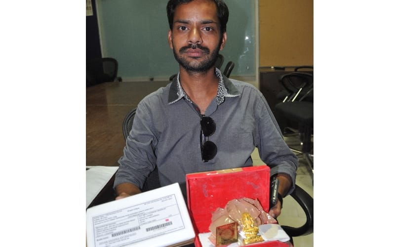 man complaints against fraud in police station