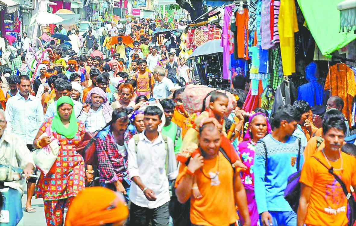 Kanwar Yatra three lakh to the shrine and offered water Jay
