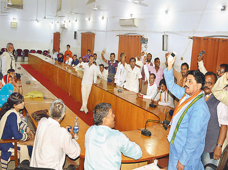 Baghauli Congressmen put the jam on the square