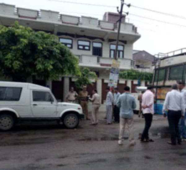 scoundrals released murderer from delhi police man by spraying chilly powder in eyes