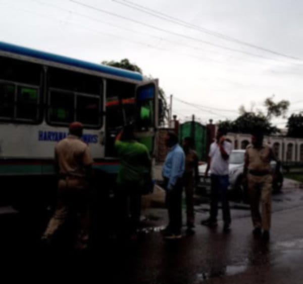 scoundrals released murderer from delhi police man by spraying chilly powder in eyes
