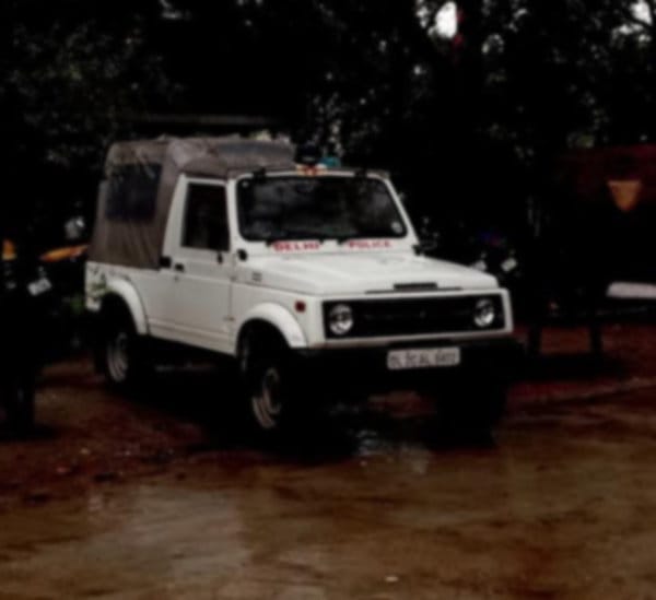 scoundrals released murderer from delhi police man by spraying chilly powder in eyes