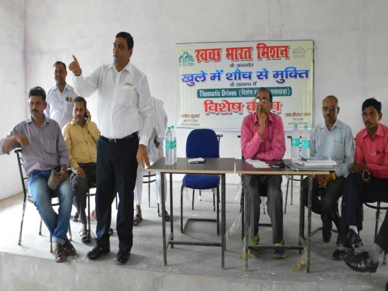 ghar ke saath shauchaalay ka nirmaan karaen: nagar aayukt