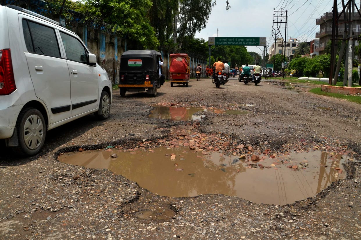 sadakon par gaddhe talaashane nikale adhikaaree