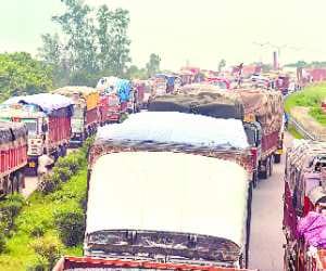Queues of vehicles on the highway began, people upset